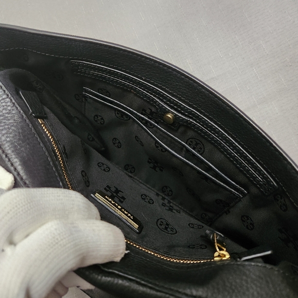 Tory Burch Britten Foldover, Can Be Worn Crossbody Or Clutch. - Picture 4 of 5